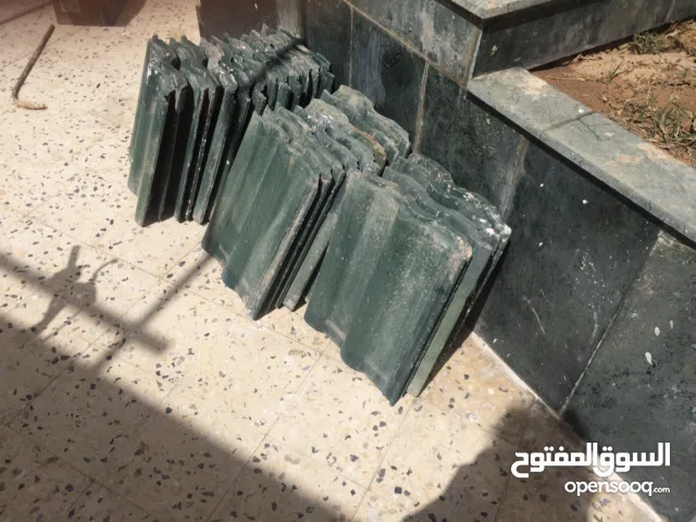 قرميد العدد حوالي 70 طرف ومهراس كبير للبيع