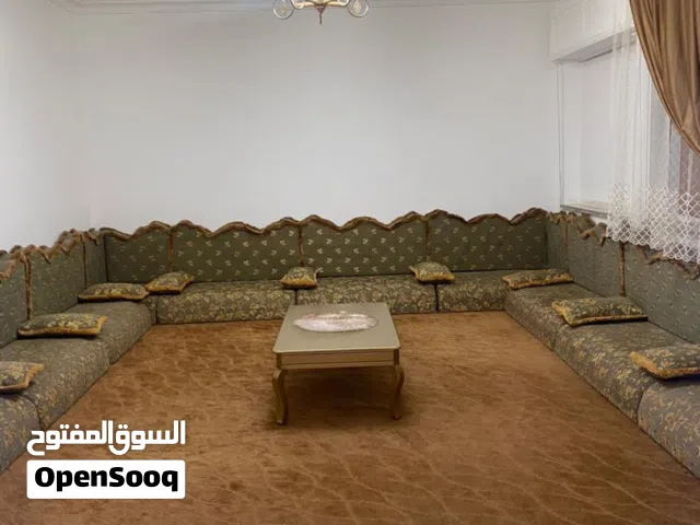 شقه خمسه غرف + 2 حمامات الدور التاتي طرابلس عمر المختار ::