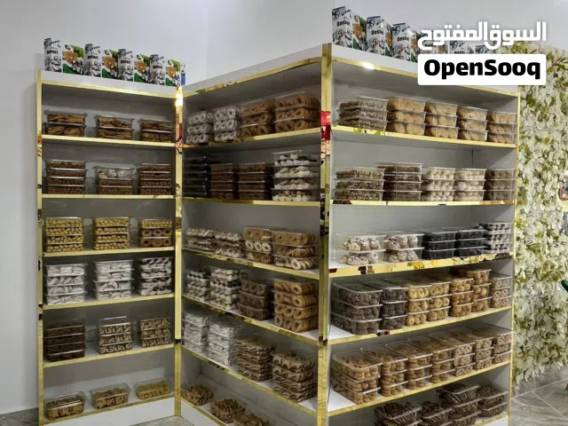 بضاعة محل حلويات معروض للبيع