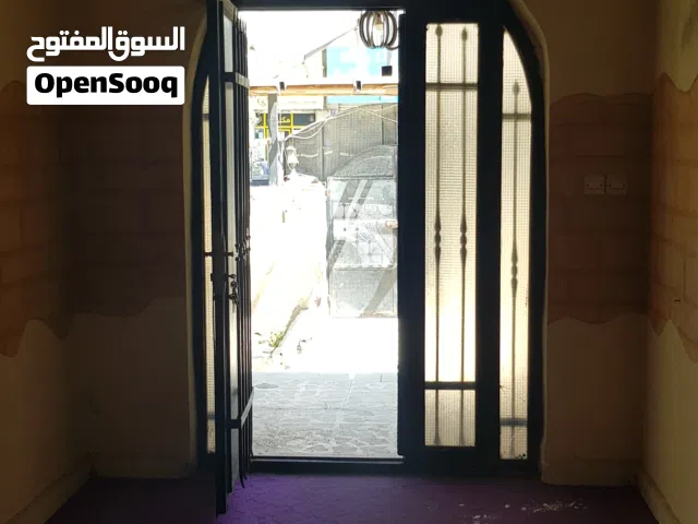 مجمع تجاري في منطقة حيوية للبيع