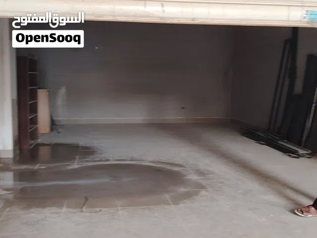 ثلاث محلات لل إيجار كل محل مساحته 73متر ول عمق 11 واجهت  ثلاث محلات 7متر