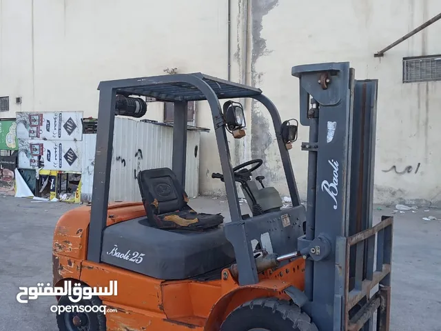 رافعات شوكية ديزل حمولت 2طن ونص قير اتومتك بحاله الوكاله موديل 2015