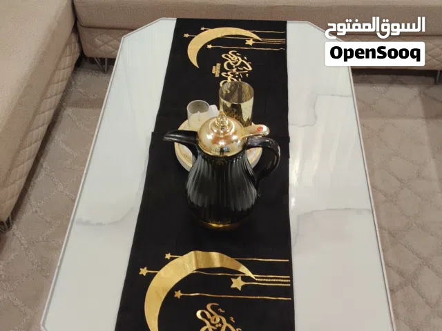 بيع طاوله خشب وسط مع طاوله سيرفس لون ابيض الوجه عليها قزاز