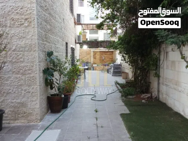 في الصويفية شقة شبه أرضي 220م داخلي 250م خارجي بسعر مميز / ref 1260