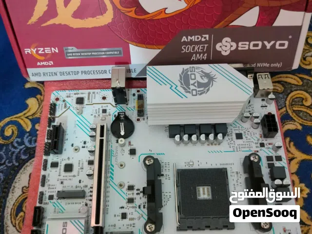 هذه اللوحة هي SOYO SY-Classic B550M ARGB، وهي لوحة أم اقتصادية ومشهورة بتصميمها الأبيض المميز وأدائه