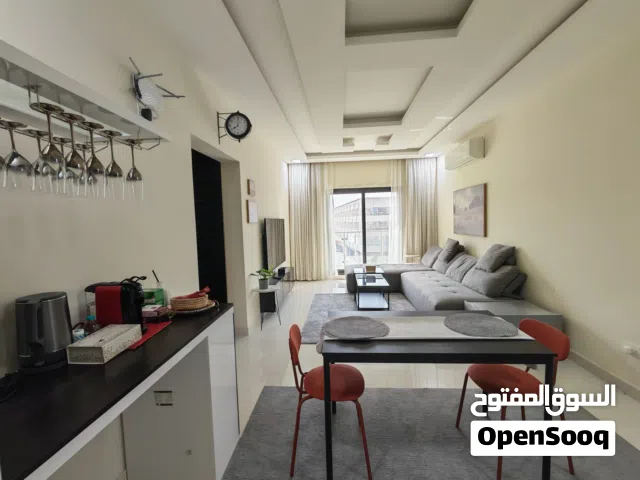 شقة فاخرة للإيجار اليومي  إطلالة رائعة على رمال بوشر وشارع المها الحيوي