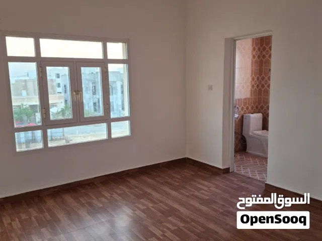 شقة واسعة للإيجار.... المعبيلة الجنوبية