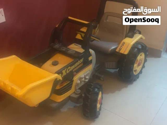سيارة ودراجة كهربا على البطارية وجرافة ببدالات