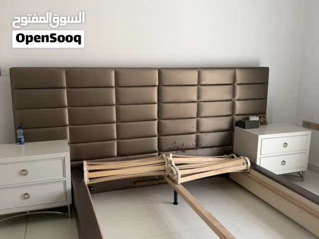 سرير كوين من دون طاولات جانبية