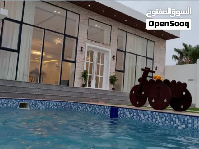 شاليه واستراحه في مسقط السيب للايجار اليومي غرفه بسرير مزدوج مطل على حوض سباحه مع سخان