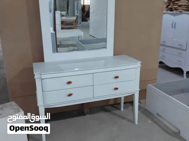 ميز مراية للبيع للون ابيض