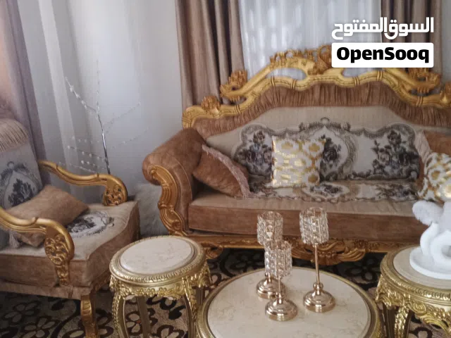 طقم ملوكلببيع بحاله جديده مع طاولت فخمه