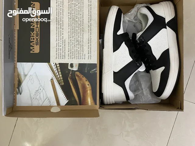 SKECHERS mens shoes white and black . Comfortable and stylish.
