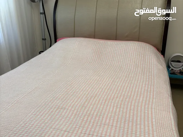 سرير مع مرتبة و طاولتان صغيرة للجادين فقط