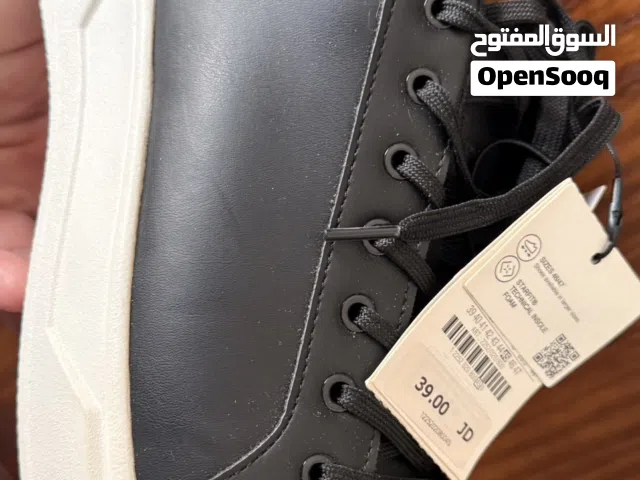 حذاء اسود Zara