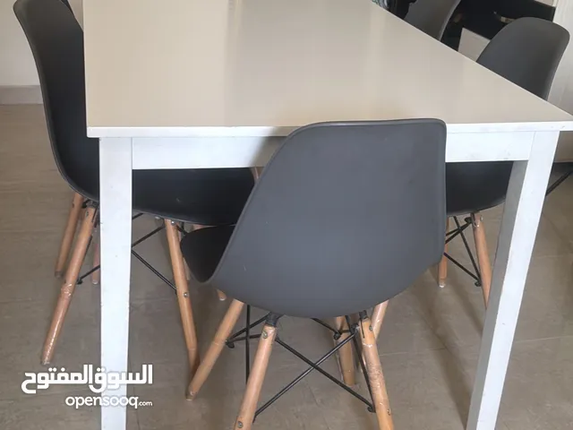 طاولة طعام بحاله جيده جداً  مع6كراسي