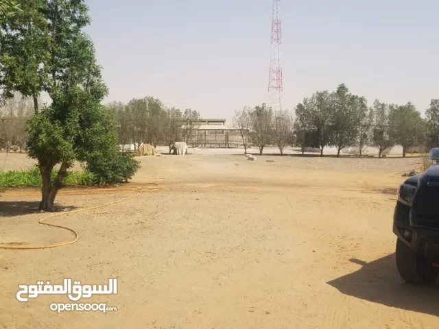 العزبه في الزعله طريق سويحان نظاميه جهازه من كل شي فيها غرفتين مع مطبخ مع مجلس كبير مع جلسه خارجيه