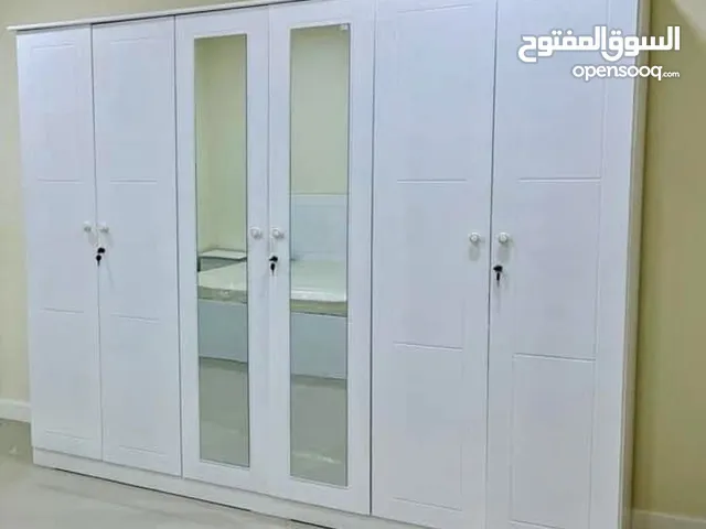 خزانة كبيرة وخزانة صغيرة متاحة.