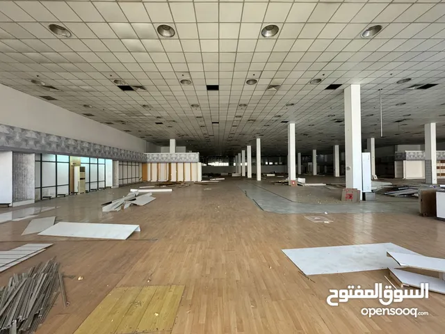 للايجار معرض مساحة 1000 متر ارتفاع 6 متر بالفروانية"For Rent: Exhibition Space, 1000 square meters,