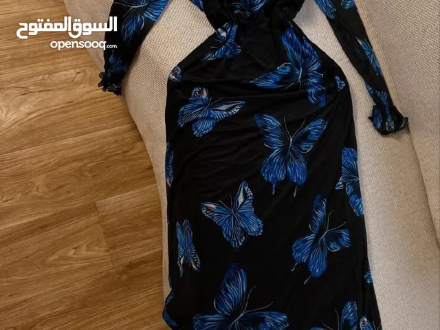 الفستان يجي فيت ع قالب الجسم مو كلوش التوصيل على هاذه الفستان الكل المحافضات العراق
