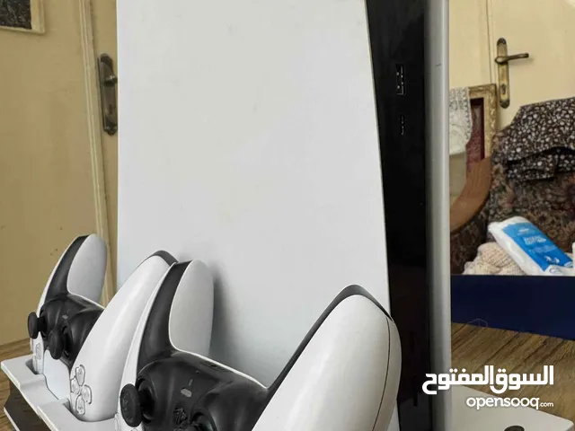 بلايستيشن 5 نسخة السي دي مع ايدتين و قاعدة شحن ومروحة تبريد و لعبة ريد ديد ريديمشن 2