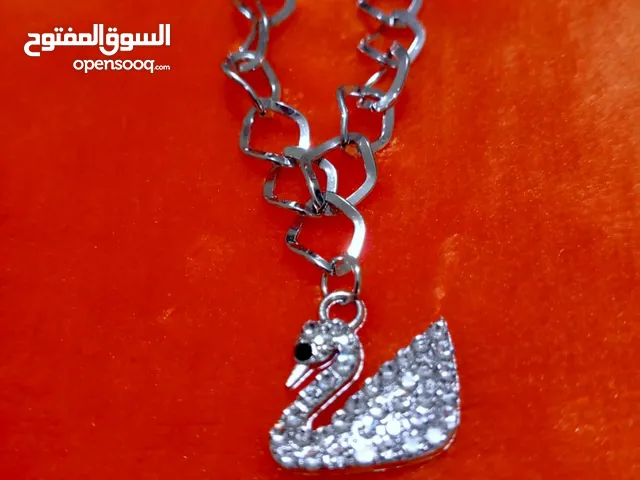 سلسال لون فضي شبيه شواروفسكي مع تعليقة مرصّعة شكل إوزة