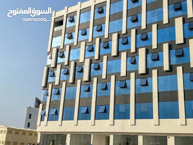 مكتب مميز بمساحة 152م2 في المربع التجاري ببوشر، موقع استراتيجي مقابل عمان مول ومؤجر