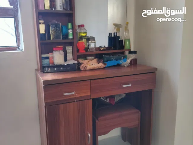 تسريحة خشب كبس تركي مع الكرسي استخدام نظيف شبةجديدة وبسعر 30 الف ريال