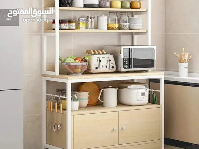 خزانة مطبخ تحتوي على ارفف علوية و خزانة سفلية لون بيج