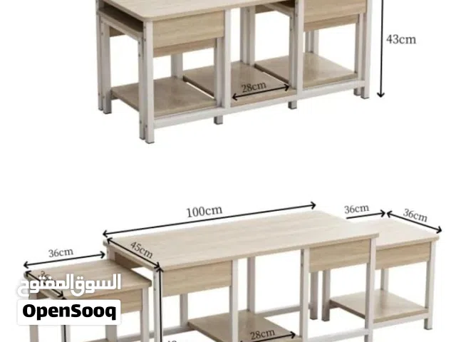 مكتبة تلفزيون وطاولة