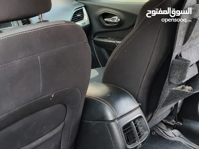 2015 Jeep Cherokee SUV, sports for Sale with GCC Specs and Full Features