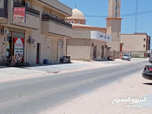 مبنى تجاري للأجار الشهري 4 سرانتيات وصالة كبيرة فوق محلات