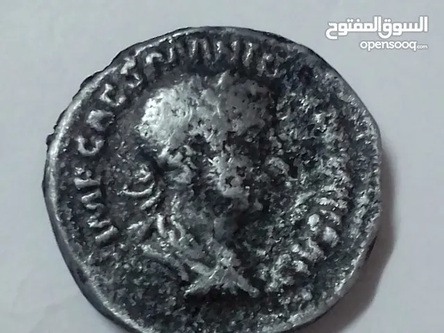 مدخرات من عمله وقطع تدكاريه قديمه