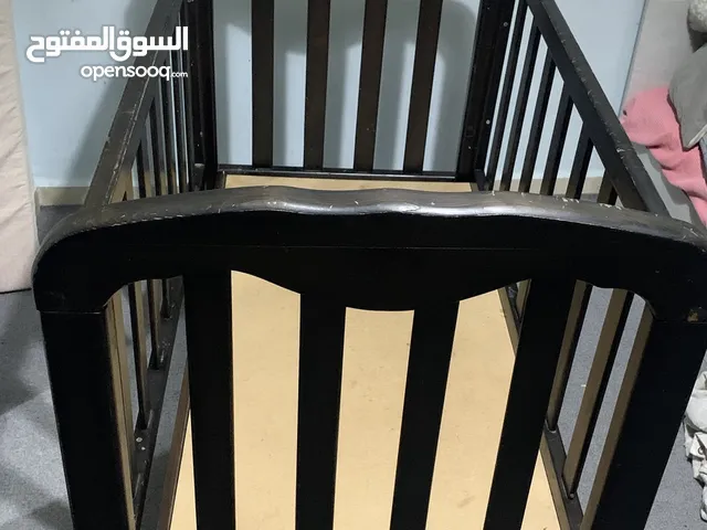 تخت بيبي بحاله ممتازه للبيع خشب مستعمل بشكل بسيط