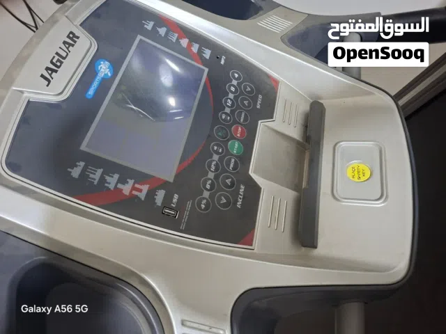 آلة للمشي والجري بحالة ممتازة. استعمال بسيط
