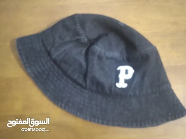 قبعة لون اسود بقصة مميزة.