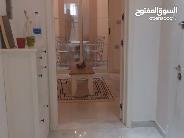 شقه ارضيه مفروشه في السراج خلف المدرسه الكندية 2500