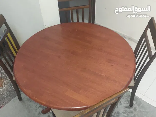 طاولة طعام مع اربع كراسي