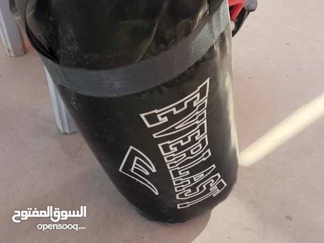 كيس مضرب بوكسنغ مع كفوف اصلي بحاله الوكاله بسعر طري قابل للتفاوض