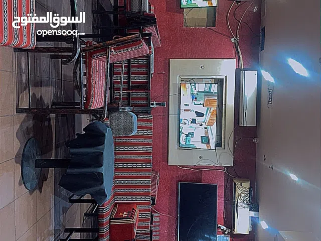 قهوه ومطعم بمجمع فرع البيع لعدم التفرغ للمكان وعدم الاهتمام له ولاكن يوجد به زباينه ولا يوجد خساره