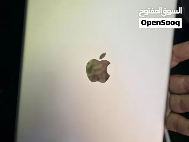 جهاز iPAD Apple 7th بحالة الجديد لون ابيض بمساحة 32 جيجا حجم شاشة 10.5 انش للبيع