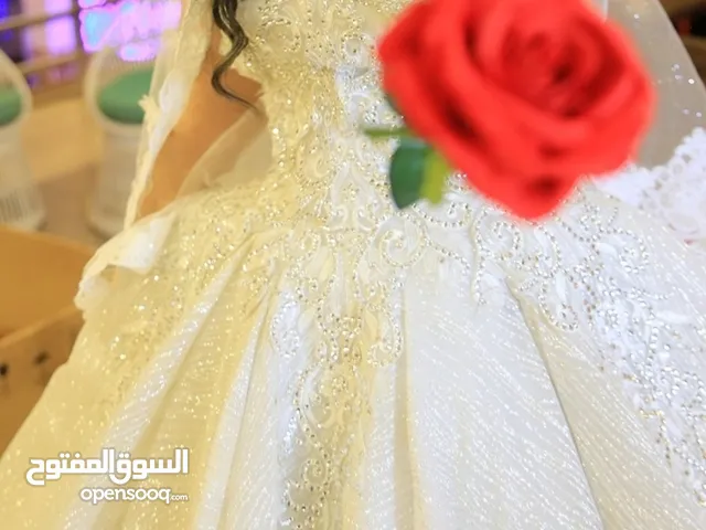 فستان زفاف مع الطرحه والجزمه لبسه واحده فقط 100