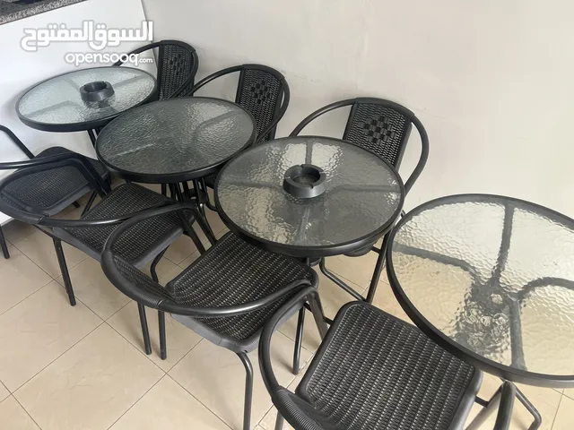 اربعه طاولات وتمانيه كراسي