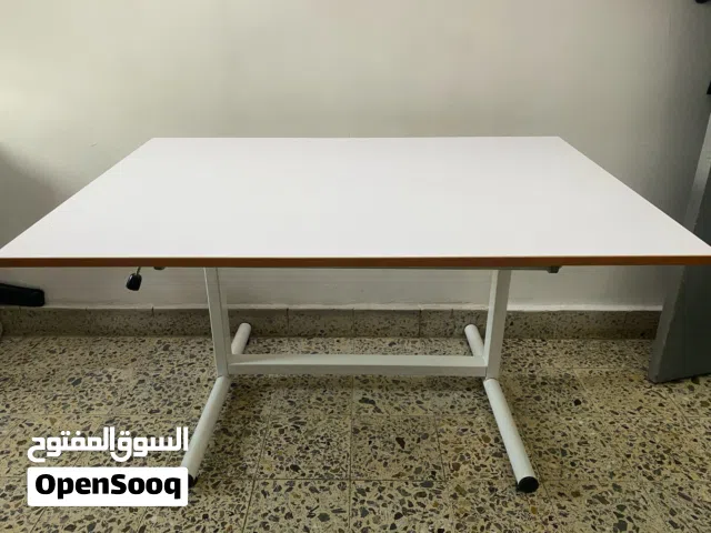 ميز رسم هندسي للتصميم المعماري