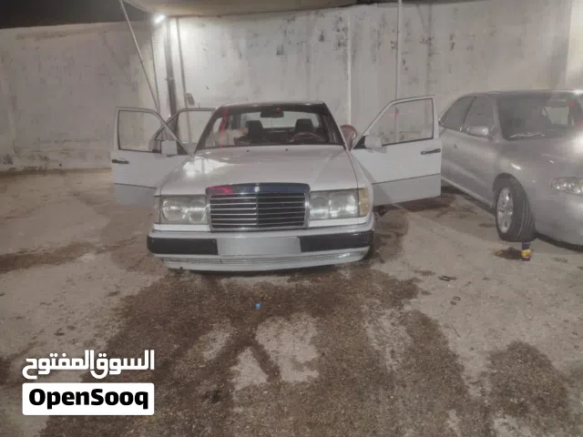 1993 مرسيدس بنز الفئة-E E 200