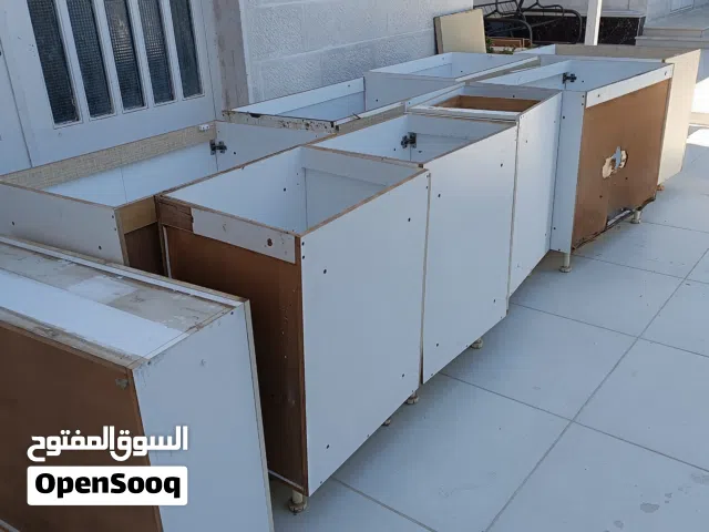 مطبخ كلاسيك مستعمل من براند Jwico (جوايكو) بحالة جيدة من 9 خزانات و4 أدراج لون بني خشب كامل مع طاولة