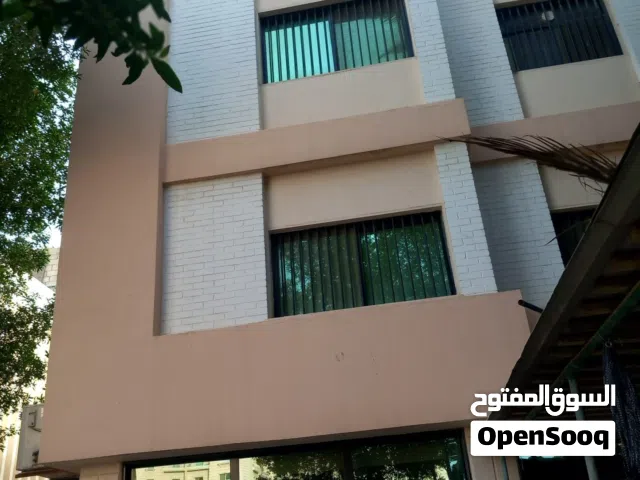 للإيجار فيلا مفروشة ( 600 دينار فقط )في حولي ثلاث أدوار مع حوش و باركنج 4 سيارات
