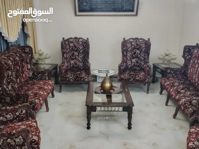 طقم كنب مع طاولات وبرادي