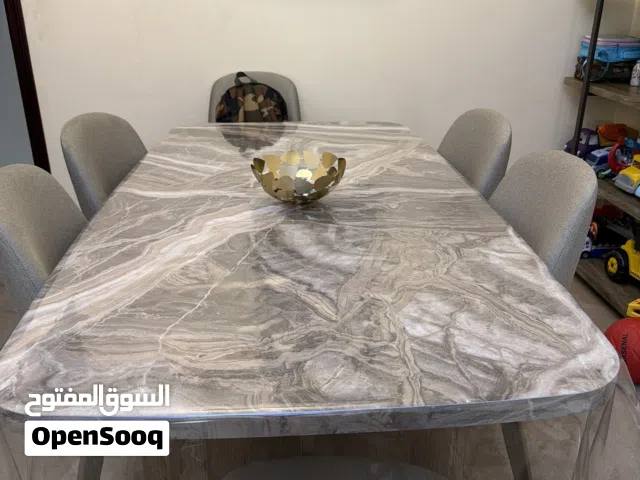 طاولة طعام مع طاولة بوفيه