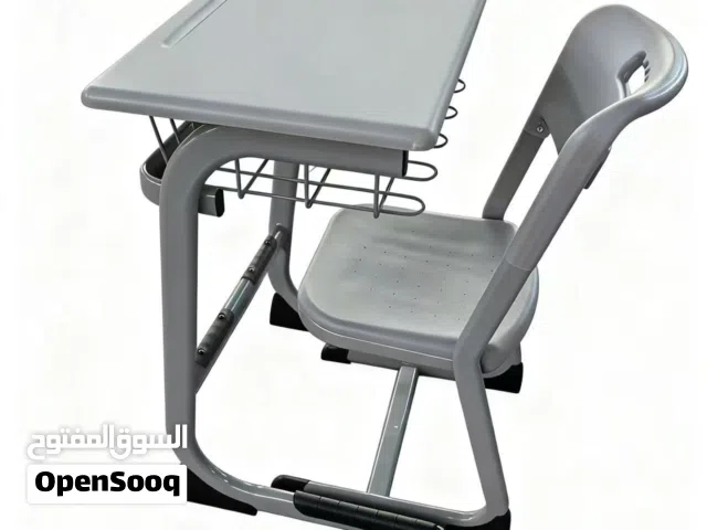 طاولات مع كراسي دراسية للمدارس